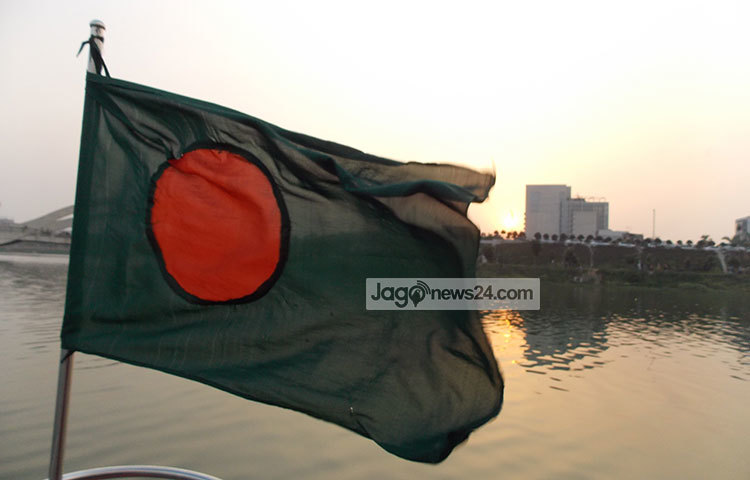 হাতিরঝিলে ওয়াটার ট্যাক্সিতে গোধূলী লগ্নের মৃদু বাতাসে জাতীয় পতাকা উড়ছে। ছবি : রবিউল ইসলাম পলাশ