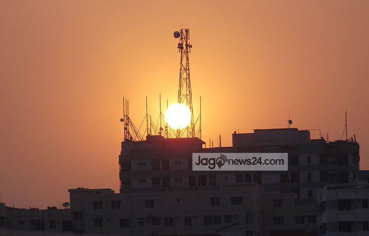 দিনশেষে সূর্য বিদায় নিচ্ছে। কিছুক্ষণের মধ্যেই নগরজুড়ে সন্ধ্যা নামবে। ছবি : রবিউল ইসলাম পলাশ