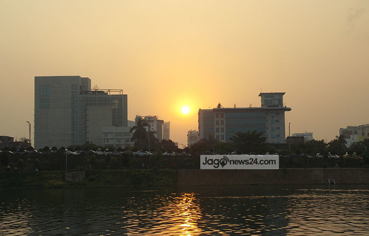 হাতিরঝিল থেকে সূর্যাস্তের মায়াময় এই দৃশ্য দেখা যাচ্ছে। ছবি : রবিউল ইসলাম পলাশ