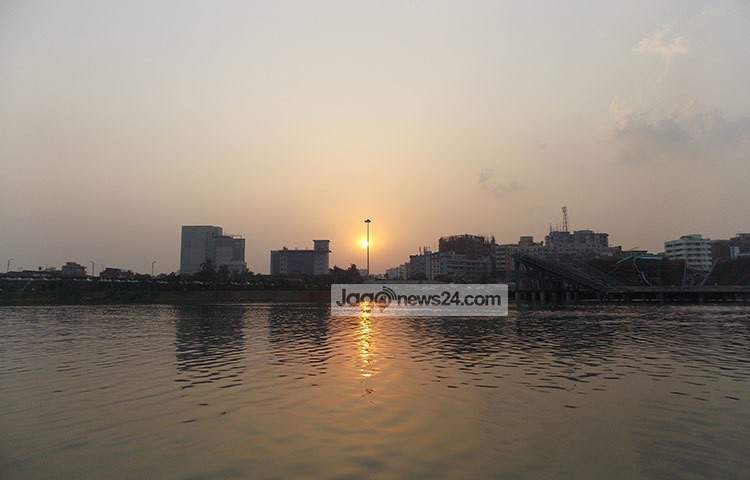 সূর্যাস্তের এই অপরূপ দৃশ্য যে কাউকে মুগ্ধ করবে। বিকেলে যারা হাতিরঝিলে ঘুরতে আসেন তারা এই দৃশ্য উপভোগ করেন। ছবি : রবিউল ইসলাম পলাশ