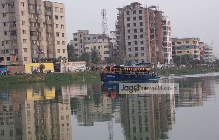 অবসর সময় কাটাতে ঘুরে আসতে পারেন হাতিরঝিল। ছবি : রবিউল ইসলাম পলাশ
