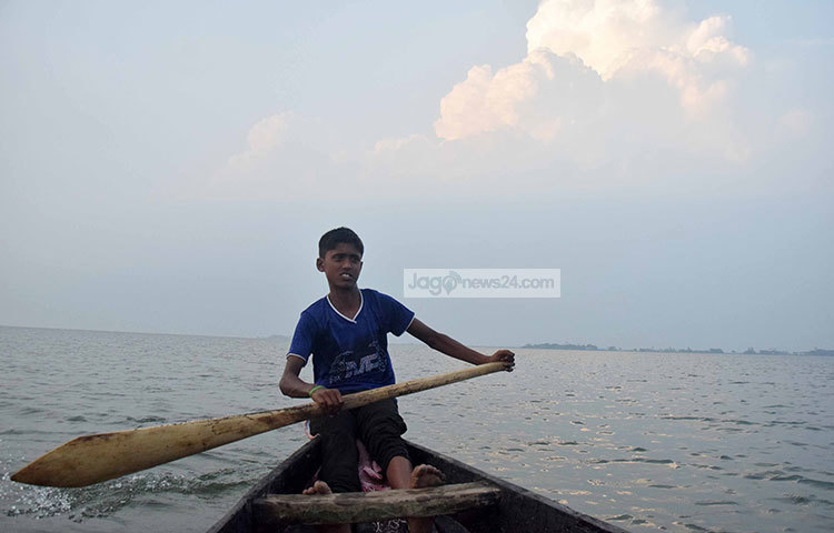 হাঠাৎ পানিয়ে ডুবেছে হাওর। পানিতে কানায় কানায় পরিপূর্ণ হাওরকে অথৈ সাগরের মত মনে হয়। ছবি : মাহবুব আলম