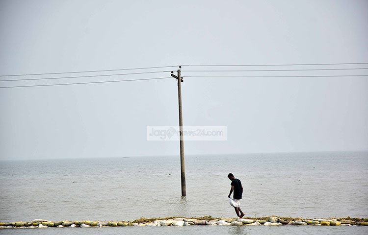 দেশের হাওর অঞ্চল বুকভরা জল নিয়ে অঝোরে কাঁদছে! কাঁদছে সর্বশান্ত হয়ে যাওয়া হাওরের লাখো মানুষ। এখন বেঁচে থাকার আকুতি নিয়ে প্রহর গুণছেন তারা। ছবি : মাহবুব আলম