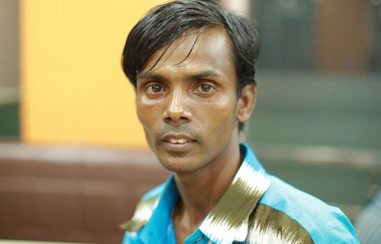 অনলাইন দুনিয়ায় বিনোদন নির্ভর ভিডিও প্রকাশ করে আলোচনার শীর্ষে চলে এসেছেন বগুড়ার আশরাফুল হোসেন আলম। অনলাইন সার্চে তিনি বলিউড তারকা সালমান খানকেও ছাড়িয়ে গেছেন।