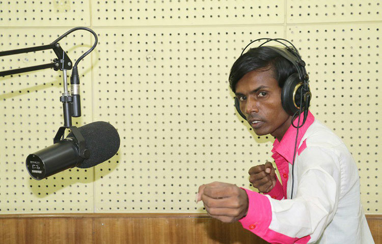 হঠাৎ করেই চলতি বছরের জুন মাসের শুরুতে আলোচনায় উঠে আসেন বগুড়ার এই ডিশ ব্যবসায়ী। একটি রেডিওর অনুষ্ঠানে এভাবেই ক্যামেরাবন্দি হয়েছেন হিরো আলম।