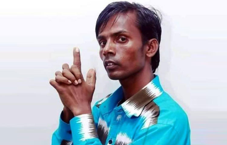 ইতিমধ্যে হিরো আলম বেশ কয়েকবার ঢাকায় এসেছেন। তিনি বিজ্ঞাপনচিত্রে মডেলিং করেও তুমুল আলোচনায় রয়েছেন।