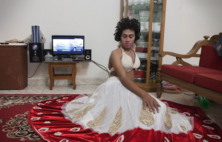 সমাজের বিশেষ এক গোষ্ঠী হিজড়াদের জীবন-যাপনও আর দশজনের মতো নয়। কার্যত তারা নির্দিষ্ট একটি গণ্ডিতেই আজীবনের জন্য আবদ্ধ। বাংলাদেশের বিশেষ এই গোষ্ঠীটি হচ্ছে তৃতীয় লিঙ্গের মানুষ।