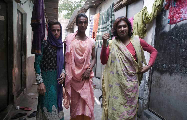 অর্থ উপার্জনের হাতিয়ার হিসেবে লিঙ্গ পরিচয়ও বদলে ফেলেন অনেকে হিজড়া।