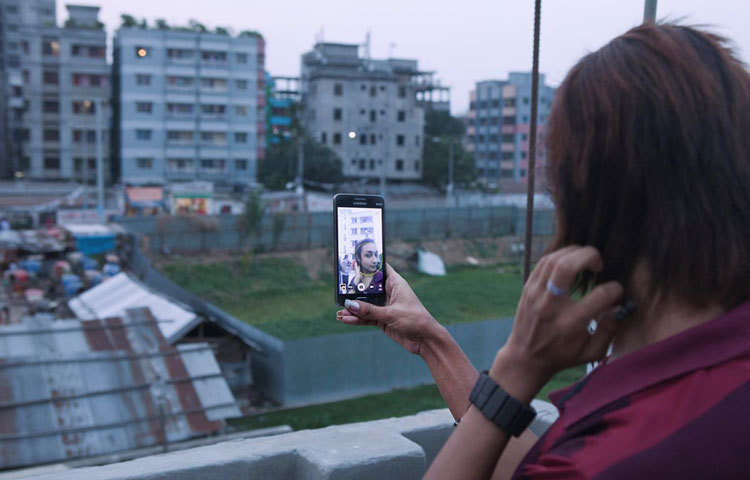 রাফায়েল প্যাট্রেলা আরো বলেন, রাজধানী ঢাকার মিরপুর এক নাম্বারে হাঁটছিলাম। এ সময় কয়েকজন তরুণকে দেখতে পাই।