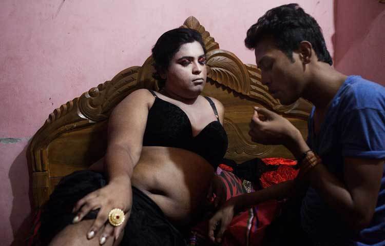 রাফায়েল প্যাট্রেলাকে তারা হিজড়া হিসেবে পরিচয় দিয়েছিলেন এবং উচ্চস্বরে হাসছিলেন। তাদের সঙ্গে প্যাট্রেলার সঙ্গে ভালো সম্পর্ক তৈরি হয়। পরে তিনি তাদের আস্তানায় পৌঁছে যান।