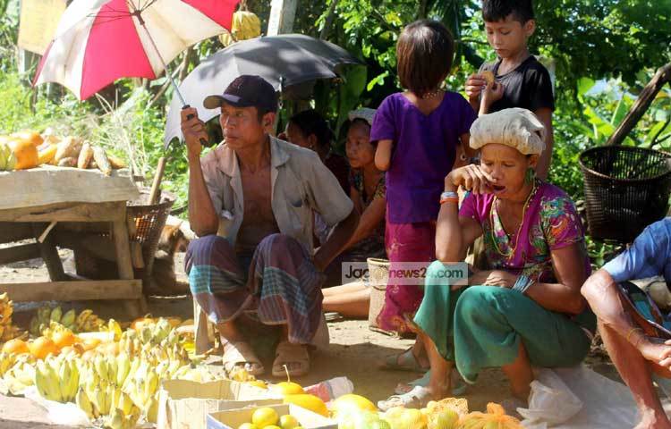 নিজেদের প্রয়োজন মিটিয়ে এসব ফল স্থানীয় বাজারে বিক্রির জন্য নিয়ে আসা হয়। ছবি : বিপ্লব দিক্ষিৎ