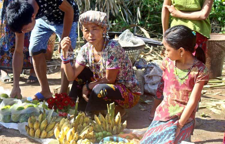 নারী ও শিশুরা অধিকাংশ সময় কলা, লেবুসহ বিভিন্ন ধরনের পাহাড়ি ফল সংগ্রহের কাজ করে থাকেন। ছবি : বিপ্লব দিক্ষিৎ