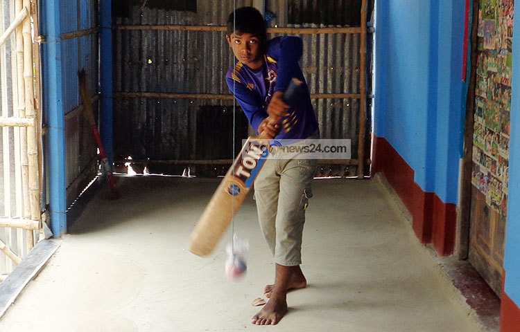 বাসায় বসে ক্রিকেট অনুশীলন করছে হিমেল। ছবি : বজলুর রহমান