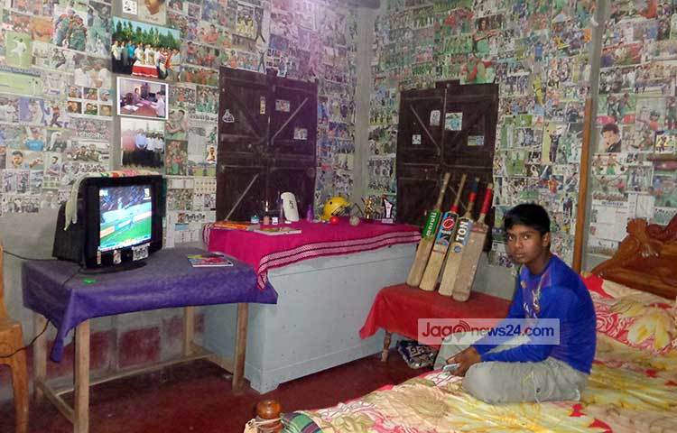নিজের রুমে বসে আছে হিমেল। যে কোনো দেশের উল্লেখযোগ্য ক্রিকেট দলের রেকর্ড, ইতিহাস ও বিভিন্ন ধরনের তথ্য পাওয়া যাবে হিমেলের রুমে। ছবি : বজলুর রহমান