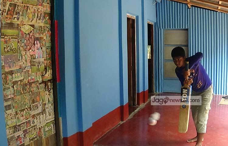 ক্রিকেট ভক্ত খন্দকার হিমেল ইসলাম রাজবাড়ী জেলার বালিয়াকান্দি উপজেলার ইসলামপুর ইউনিয়নের শেকারা গ্রামের খন্দকার আব্দুর রবের ছেলে। ছবি : বজলুর রহমান