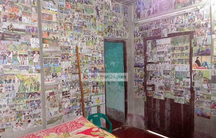 প্রথম প্রথম হিমেলের পত্রিকার কাটিং সংগ্রহ করা ও আঁঠা দিয়ে দেয়ালে লাগানো দেখে পরিবারের লোকজন পাগলামী ভেবে রাগ করলেও এখন উৎসাহিত করছেন। ছবি : বজলুর রহমান
