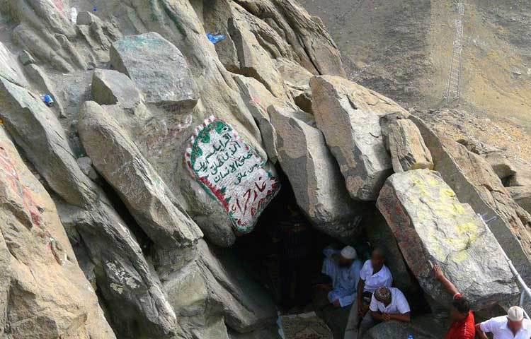 হেরা গুহা। এটি ইসলামের ইতিহাসের সবচেয়ে গুরুত্বপূর্ণ স্থাপনা। এই গুহায় বসে ইসলামের সর্বশেষ নবি হযরত মুহাম্মদ (স.) ধ্যান করতেন। এখানেই প্রথম মহাগ্রন্থ আল-কোরআন নাজিল হয়েছে।