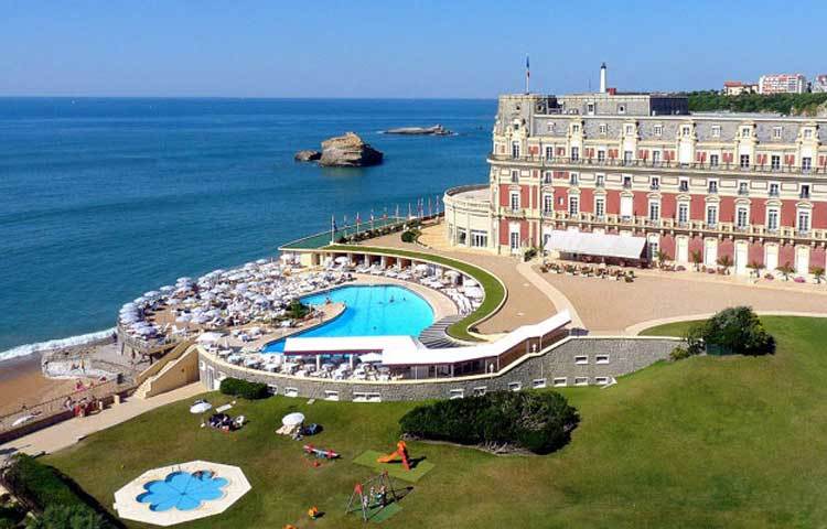 হোটেল ডিউ প্যালিয়েস : নজরকাড়া এই বিচটি ফ্রান্সের বিয়ারিটসে গেলে দেখা যাবে।