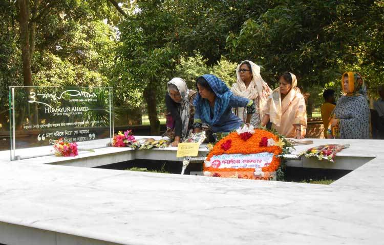 মোনাজাত শেষে নুহাশপল্লীতে স্থাপিত হুমায়ুন ম্যুরালের সামনে আপেল তলায় কেক কাটেন তার দুই ছেলে নিষাদ ও নিনিত। এসময় শতাধিক ভক্ত, গণমাধ্যমকর্মী ও এলাকার লোকজন উপস্থিত ছিলেন।