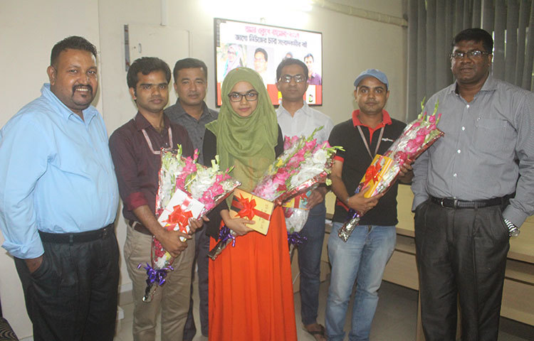 সংবর্ধনা শেষে ফটোসেশনে চার লেখকের সঙ্গে জাগো নিউজ সম্পাদক সুজন মাহমুদ, প্রধান বার্তা সম্পাদক মহিউদ্দিন সরকার ও প্রধান প্রতিবেদক মনিরুজ্জামান উজ্জ্বল। ছবি : বিপ্লব দিক্ষিৎ