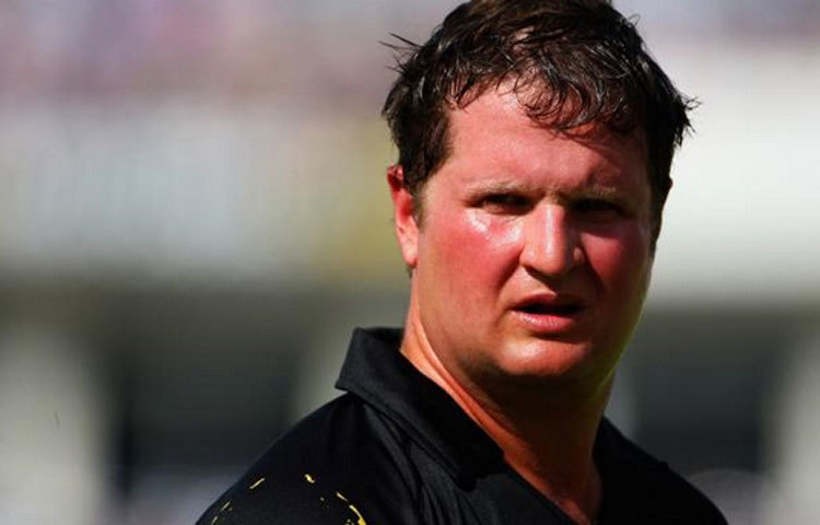 ইন ব্যাকওয়ের ইংল্যান্ড ক্রিকেট টিমের অন্যমত আনফিট তারকা খেলোয়াড় হিসেবে পরিচিত। তিনি এ টিমের ওপেনিং ব্যাটসম্যান। ক্যারিয়ারের শুরুতে তিনি ওভারওয়েট ক্রিকেটার ছিলেন। এরপর তিনি ওজন কমানোর জন্য প্রতিদিন ১৬ কেজি ওজনের পাথর উত্তলোন করতেন।