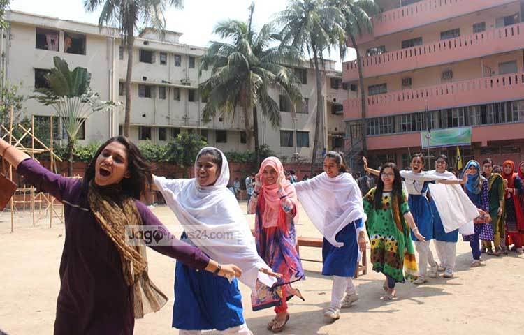 ভালো ফলাফলের আনন্দে সবাই নৃত্য পরিবেশন করছে। ছবি : বিপ্লব দিক্ষিৎ