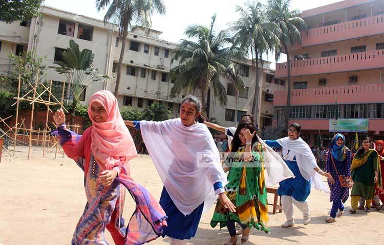 মতিঝিল আইডিয়াল থেকে পরীক্ষায় নেয়া শিক্ষার্থীদের মধ্যে ১ হাজার ৩৬৭ জনই জিপিএ-৫ পেয়েছে। আগের বছর এই শিক্ষা প্রতিষ্ঠানটি থেকে জিপিএ-৫ পেয়েছিলেন ১ হাজার ২৪৫ জন। ছবি : বিপ্লব দিক্ষিৎ