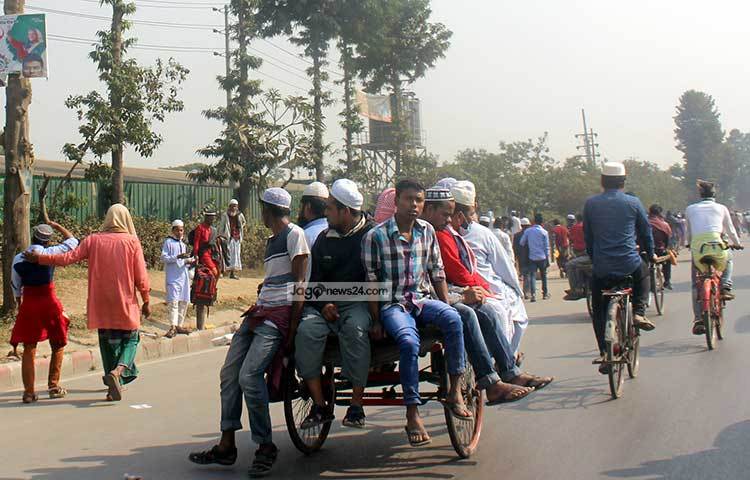 যে যার মত করে ছুটছে মানুষ। প্রতিবারের ন্যায় এবারের বিশ্ব ইজতেমাতেও দেশ-বিদেশের লাখ লাখ মুসল্লি অংশ নিয়েছিলেন। ছবি : বিপ্লব দিক্ষিৎ