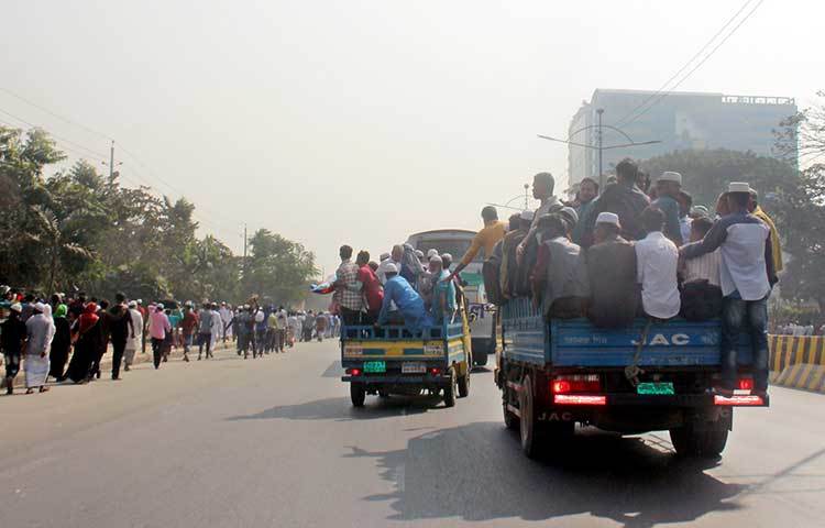 প্রতিটি যানবাহনে যেন তিল ধারণের ঠাঁই নেই। ছবি : বিপ্লব দিক্ষিৎ