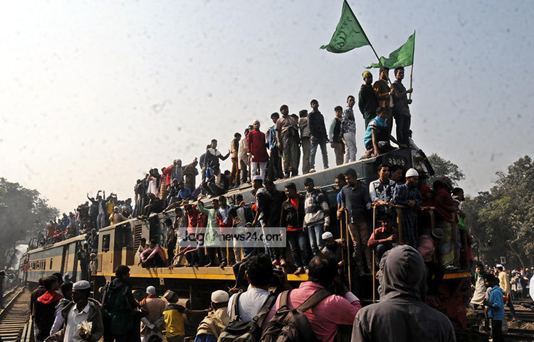 ইজতেমা শেষে ছুটছে মানুষ। ট্রেনে যেনো তিল ধারণের ঠাঁই নেই। ছবি : বিপ্লব দিক্ষিৎ