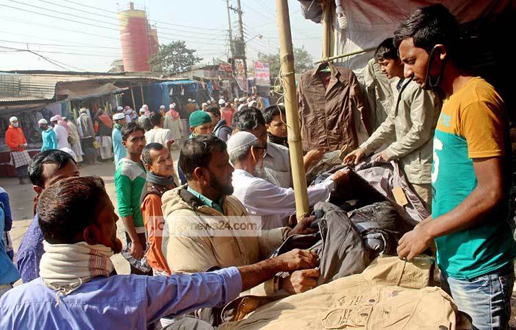 ইজতেমার মাঠে কম্বলের পাশাপাশি জ্যাকেটও বিক্রি হচ্ছে। ছবি : বিপ্লব দিক্ষিৎ