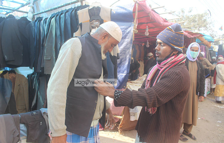 এখানে তুলনামূলক অনেক কম দামে শীতের পোশাক ক্রয় করা যায়। ছবি : বিপ্লব দিক্ষিৎ