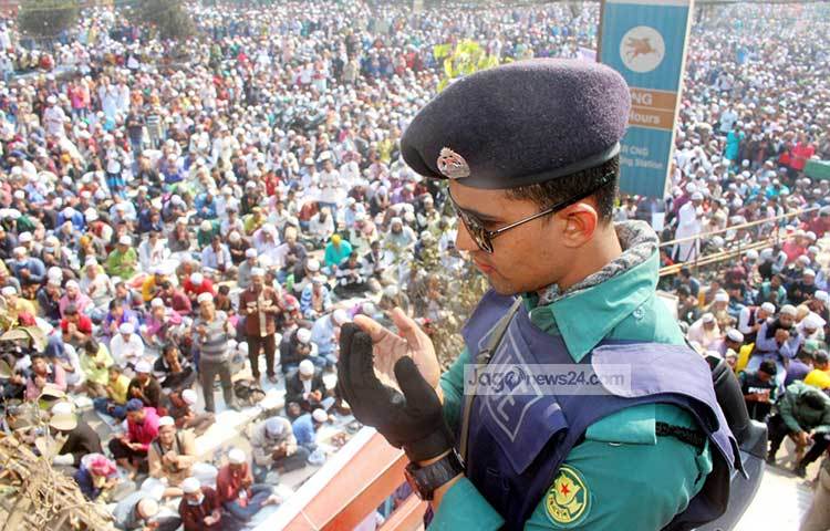 ইজতেমার মাঠে আইন শৃঙ্খলা রক্ষার পাশাপাশি মোনাজাতে অংশ নিয়েছেন এক পুলিশ কর্মকর্তা। ছবি : বিপ্লব দিক্ষিৎ