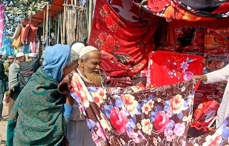 পছন্দের কম্বল কিনতে পেরে অনেকেই আনন্দ প্রকাশ করছেন। ছবি : বিপ্লব দিক্ষিৎ