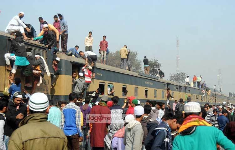 আপন গন্তব্যে ফেরার জন্য ঝুঁকি নিয়ে বাড়ি ফিরছে মানুষ। ছবি : বিপ্লব দিক্ষিৎ