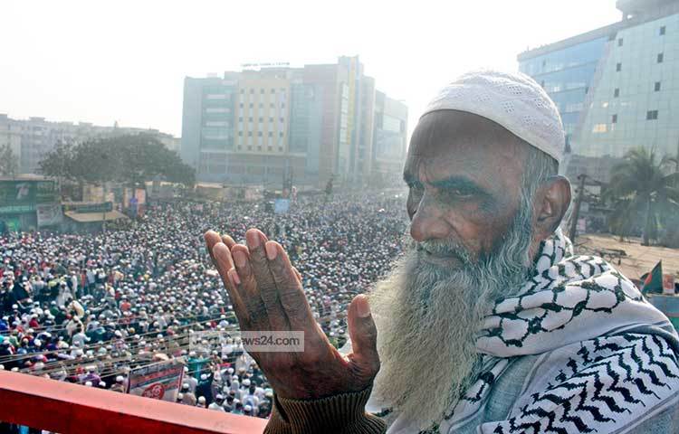 মোনাজাতের সময় &lsquo;আমিন, আল্লাহুম্মা আমিন&rsquo; ধ্বনিতে মধ্যাহ্নের আকাশ-বাতাস মুখরিত করে মহামহিম ও দয়াময় আল্লহর সন্তুষ্টি লাভের আশায় লাখ লাখ মুসল্লি আকুতি জানান। ছবি : বিপ্লব দিক্ষিৎ