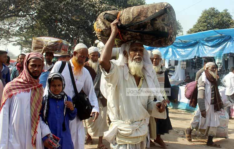 শীতের মাঝে কষ্ট করে বয়ান শুনেছেন এই মুসল্লিরা। কিন্তু তাদের কারো মনে ক্লান্তি নেই বিন্দু মাত্র। ছবি : বিপ্লব দিক্ষিৎ