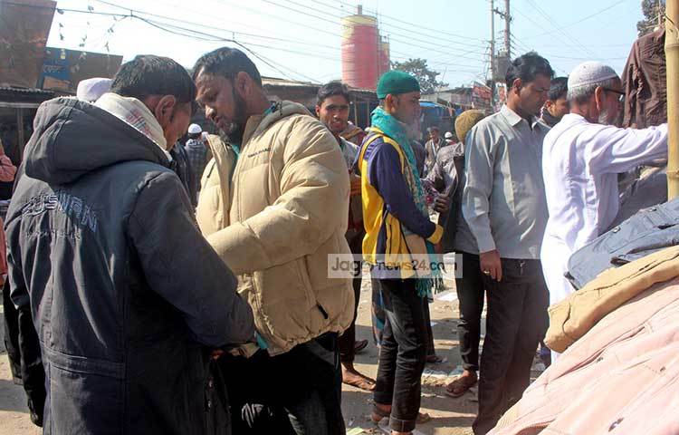 গায়ের মাপ দিয়ে পছন্দমত জ্যাকেট কিনতে ব্যস্ত মুসল্লিরা। ছবি : বিপ্লব দিক্ষিৎ
