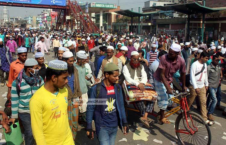 মানুষের ভিড়ের কারণে রাস্তায় যান চলাচলও করতে পারছে না। ছবি : বিপ্লব দিক্ষিৎ