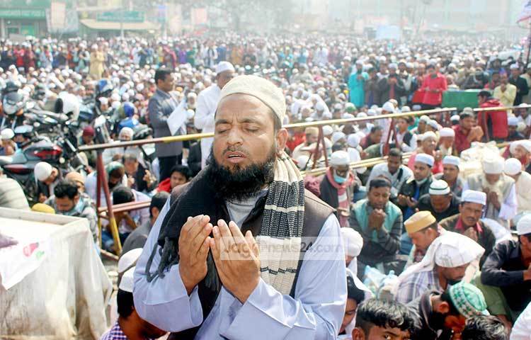 ভোর থেকেই দিক-নির্দেশনামূলক বয়ানের পর লাখো মানুষের প্রতীক্ষার অবসান ঘটে বেলা ১১টায়। জনসমুদ্রে হঠাৎ নেমে আসে পিনপতন নীরবতা। ছবি : বিপ্লব দিক্ষিৎ