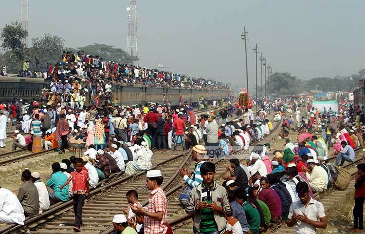 গুনাহ মাফ ও আত্মশুদ্ধির আশায় &lsquo;আমিন, আল্লাহুম্মা আমিন&rsquo; ধ্বনিতে কান্নার রোল পড়ে যায় তুরাগ তীরে। অশেষ মহিমায় আবেগাপু&oslash;ত হন মুসল্লিরা। ছবি : বিপ্লব দিক্ষিৎ