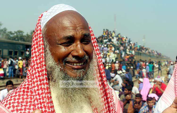 অশ্রুসিক্ত নয়নে আল্লাহর নিকট আত্মসমর্পণে ব্যাকুল হন অনেক মুসল্লি। ছবি : বিপ্লব দিক্ষিৎ