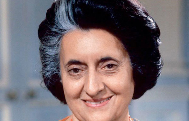 ইন্দিরা গান্ধী : এই সুন্দরী নারী এখনও পর্যন্ত বিশ্বের অন্যতম প্রভাবশালী দেশ ভারতের একমাত্র মহিলা প্রধানমন্ত্রী। তার রয়েছে সুদীর্ঘ ও বর্ণাঢ্য রাজনৈতিক ক্যারিয়ার।