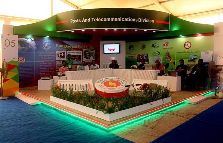 ছিমছাম পরিবেশে স্টলগুলো এত সুন্দরভাবে সাজানো হয়েছে যে, বিদেশিরা দেখেই বলছেন &lsquo;ওয়াও&rsquo;। অনেকে আবার কিনছেন ইচ্ছামতো। ছবি : বিপ্লব দিক্ষিৎ