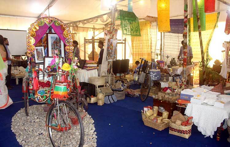 বঙ্গবন্ধু আন্তর্জাতিক সম্মেলন কেন্দ্রের দক্ষিণ পাশে মেলায় সরেজমিনে দেখা গেছে, সম্মেলনে সেমিনারের ফাঁকে অনেকেই কেনাকাটা করছেন। ছবি : বিপ্লব দিক্ষিৎ