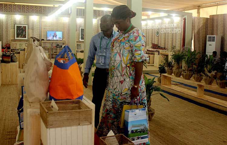 বিশেষ করে পাটের তৈরি পরিবেশবান্ধব পণ্যে ক্রেতাদের আকর্ষণ বেশি। ছবি : বিপ্লব দিক্ষিৎ