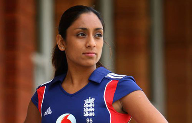 ঈষা গুহ : বিশ্বক্রিকেট অঙ্গনের অন্যতম সুন্দরী তিনি। ১৯৮৫ সালে ইংল্যান্ডে জন্ম নেওয়া এই সুন্দরী ক্রিকেট খেলে তুমুল জনপ্রিয়তা লাভ করেছেন।