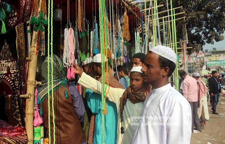 তসবিহর দোকানে ক্রেতাদের ভিড়। বিভিন্ন বয়সী মুসল্লীরা তসবিহ কেনায় ব্যস্ত। ছবি : বিপ্লব দিক্ষৎ