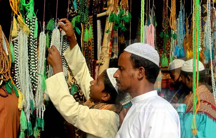 অনেক মুসল্লি তাদের এলাকার মসজিদ ও মাদ্রাসায় দান করার জন্যেও তসবিহ ও জায়নামাজ কিনেন। ছবি : বিপ্লব দিক্ষৎ