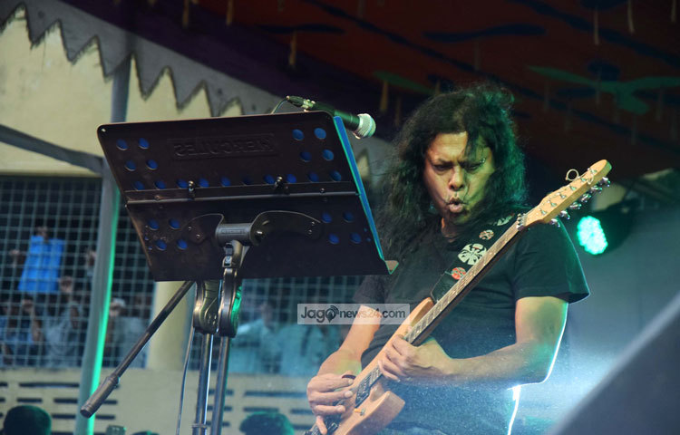 আজ জগন্নাথ বিশ্ববিদ্যালয়ের (জবি) প্রতিষ্ঠা বার্ষিকী উপলক্ষে আয়োজিত কনসার্টে সংগীত পরিবেশন করেন নগর বাউলখ্যাত মাহফুজ আনাম জেমস। ছবি : মাহবুব আলম